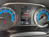 見やすいスピードメーターと中央にはモニターがあり車の設定やタイヤのアングル確認もできます!!