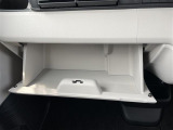 【グローブボックス】大容量のグローブボックスです!!車検証ケース他、日頃使う小物類の収納スペースもたくさんあります!