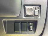 【電動格納ミラー】サイドミラーは電動格納式となっており、狭い駐車場でもキズがつくリスクを抑えられます。