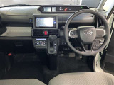 運転席周りのレイアウトをご覧ください。ナビゲーションが綺麗に装着されスッキリ収まってますね!