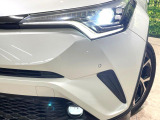 【LEDヘッドライト】悪天候や夜間走行時も良好な視界を確保し安心して運転できる高輝度LEDヘッドライトを装備!点灯速度が早く、消費電力も抑えられています。