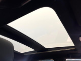 【調光パノラマルーフ】車内の解放感が一気に上がる大型パノラマルーフに調光機能がプラス!日差しが強い時、シェードを閉めなくてもガラスの透明度を調整することで心地よい明るさに♪