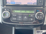 【オートエアコン】一度お好みの温度に設定すれば、車内の温度を検知し風量や温度を自動で調整。暑い&hellip;寒い&hellip;と何度もスイッチ操作をする必要はありません。快適な車内空間には必須の機能ですね♪