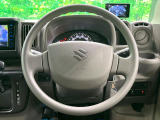 インテリアに合わせたデザインのステアリングは、運転される方のことも考え、運転しやすい形状、大きさです。是非一度、実際に触ってお確かめください。