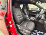 運転席まわりには十分なスペースがあり、大柄な方でもゆったり運転していただける環境です。