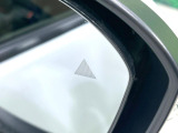 【後方車輛検知】走行中、ドアミラーの死角になりやすい箇所に後続車が接近するとサイドミラー付近に警告を表示、ドライバーに注意喚起をしてくれます。