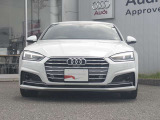 シングルフレームグリルはAudiの象徴的なデザイン要素であり、一目でAudiとわかるスタイル、大きくて迫力のある形状が車のスポーティな印象を強調しており、魅力的なデザインとなっています。