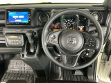 【ハンドル】運転にかかわる様々な操作を安全に行えるように視点移動が少なく操作性に配慮されたスイッチ類が凝縮されたコックピットです。