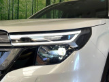 【LEDヘッドライト】悪天候や夜間走行時も良好な視界を確保し安心して運転できる高輝度LEDヘッドライトを装備!点灯速度が早く、消費電力も抑えられています。