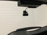 後方にもドライブレコーダー(社外品)のカメラが付いています。前後両方でお車の周りを監視・記録いたします。