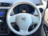インテリアに合わせたデザインのステアリングは、運転される方のことも考え、運転しやすい形状、大きさです。是非一度、実際に触ってお確かめください。