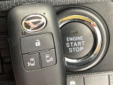 【キーフリーシステム】カバンやポケットに入れたままでもドアの施錠・解錠が可能なスマートキーを装備。エンジンのオン・オフ時もカギを取り出す必要が無いからとっても便利です♪