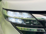 【LEDヘッドライト】悪天候や夜間走行時も良好な視界を確保し安心して運転できる高輝度LEDヘッドライトを装備!点灯速度が早く、消費電力も抑えられています。