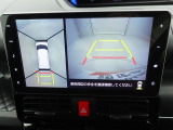 【パノラマモニター】上からの映像を表示。前後左右のカメラで合成し、運転席からの目視だけでは確認しにくい状況をリアルタイムで見晴らせます