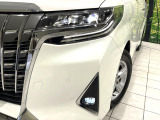 【LEDヘッドライト】悪天候や夜間走行時も良好な視界を確保し安心して運転できる高輝度LEDヘッドライトを装備!点灯速度が早く、消費電力も抑えられています。