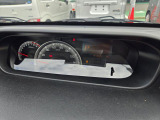 メーターはダッシュボード中央にあります。前方視界を遮りにくく、安全運転につながります!