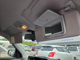 サンバイザーです。運転席側にバニティミラーを装備。