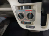 シンプルで使いやすいマニュアルエアコン。適切に操作することで快適な車内環境を保つことができます。
