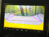 【バックカメラ】駐車時に後方がリアルタイム映像で確認できます。大型商業施設や立体駐車場での駐車時や、夜間のバック時に大活躍!運転スキルに関わらず、今や必須となった装備のひとつです!