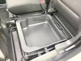 【シートアンダーボックス】シートの下に大容量の収納スペースが備わっており、靴や洗車グッズなど、外から見られたくないものをすっきり収納できて便利!