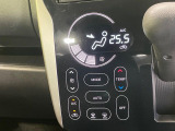 【オートエアコン】一度お好みの温度に設定すれば、車内の温度を検知し風量や温度を自動で調整。暑い&hellip;寒い&hellip;と何度もスイッチ操作をする必要はありません。快適な車内空間には必須の機能ですね♪