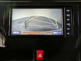 【バックガイドモニター】後方の映像をナビ画面に表示するだけでなく、ステアリング操作に連動して動くガイド線も同時に表示します!予想進路を確認しながら後退できるので便利です!!