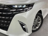 【三眼LEDヘッドライト】スタイリッシュな見た目の三眼LEDヘッドライトを装備♪スタイルだけでなく、夜間の走行も視界良好で安心してお乗りいただけます。
