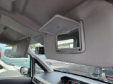 サンバイザーです。運転席側にはバニティミラーを装備。