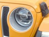 ●LEDヘッドライト:夜間走行時も良好な視界を確保し安心して運転できる高輝度LEDヘッドライトを装備!点灯速度が早く、消費電力も抑えられています。