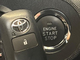 【スマートキー】カバンやポケットに入れたままでもドアの施錠・解錠が可能なスマートキーを装備。エンジンのオン・オフ時もカギを取り出す必要が無いからとっても便利です♪