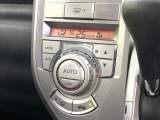 【オートエアコン】一度お好みの温度に設定すれば、車内の温度を検知し風量や温度を自動で調整。暑い&hellip;寒い&hellip;と何度もスイッチ操作をする必要はありません。快適な車内空間には必須の機能ですね♪