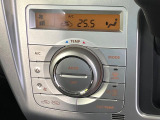 【オートエアコン】一度お好みの温度に設定すれば、車内の温度を検知し風量や温度を自動で調整。暑い&hellip;寒い&hellip;と何度もスイッチ操作をする必要はありません。快適な車内空間には必須の機能ですね♪