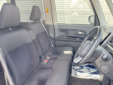 運転席まわりには十分なスペースがあり、大柄な方でもゆったり運転していただける環境です。