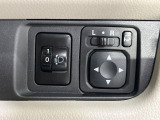 【電動格納ミラー】サイドミラーは電動格納式となっており、狭い駐車場でもキズがつくリスクを抑えられます。