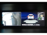 後退時に壁や障害物に衝突するおそれがあるとシステムが判断した場合、表示とブザーで知らせ、必要に応じて衝突を回避、または被害の軽減をします。