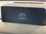 【10.25インチマツダコネクト】車内の雰囲気にマッチした大型ディスプレイ。スマホ接続でのナビ使用やBluetooth再生等、様々な機能が楽しめます。直感的なダイヤル操作が可能で、使い勝手も良好です。