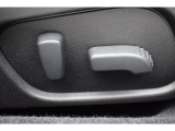 運転席パワーシート 電動シート採用で細かい微調整ができ、ドライビングポジションにしっかり合わせることで疲労軽減や事故防止につながります♪♪