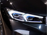 【LEDヘッドライト】先進のLEDテクノロジーを採用。放射される白色光の周波特性は太陽光に近く、バイキセノン・ヘッドライトを上回るコントラストで更に明るく輝きます!