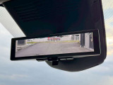 インテリジェントルームミラー搭載で、車の後方に設置されたカメラ映像を映し出してシートバックやヘッドレスト、同乗者に視界が遮られることがなく視認性が非常に良いです