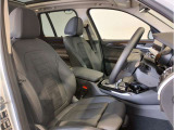 【コックピットシート】BMW車の主役席。車体中央にくる様に配置し車両重心とが一致する事でドライバーと車との一体感あるドライビングを実現。人間工学に基づき形成した形状が長時間のドライブ疲労も軽減します!