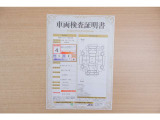 【車両検査証明書】店頭にて、クルマの状態が一目で分かる査証明書を公開中。トヨタ認定検査員が厳しく検査し、状態を点数と図解で表示しています。修復歴はもちろん、傷やヘコミの箇所や程度がご確認いただけます。
