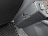 ちょっとした荷物がかけられるフック付き。