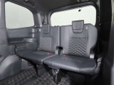 便利な5:5分割可倒式シートです。収納と乗車人数のバランスに優れています♪荷物の大きさに応じたラゲージスペースをフレキシブルに作り出せるので、シーンに応じた使い方ができます♪