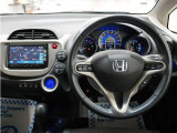 運転にかかわる様々な操作を安全に行えるように視点移動が少なく、操作性に配慮されたスイッチ類が凝縮されたコクピットです。