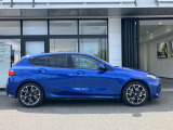 【BMWの伝統-3】BMWのお車は、&ldquo;駆け抜ける歓び&rdquo;を体現しております。走行の安定性とコーナリングの良さを追求し、思い通りにハンドルの操作可能です。
