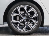 BMWの純正アロイホイールは軽量かつ強度にも優れているホイールで走行性能を引き上げる設計になっております。足元にもBMWは妥協がなくこだわっている個所になります。