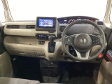 車内は光触媒抗菌消臭施工済です。スタイリッシュなデザインで暖かみのあるインパネ周りを演出します。グローブボックスやカップホルダーのほかにトレーなどたくさんの収納スペースが装備されています。