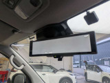 インテリジェントルームミラー搭載で、車の後方に設置されたカメラ映像を映し出してシートバックやヘッドレスト、同乗者に視界が遮られることがなく視認性が非常に良いです