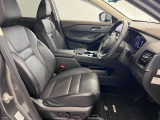 ゆったりと座れる運転席シートですのでストレスなく運転が出来ますよ!