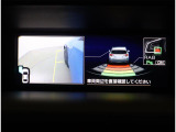 後退時、衝突の可能性がある場合は、段階的に注意を喚起。回避操作がない場合はブレーキ制御を行い、衝突回避をサポートする後退時ブレーキアシスト付です!